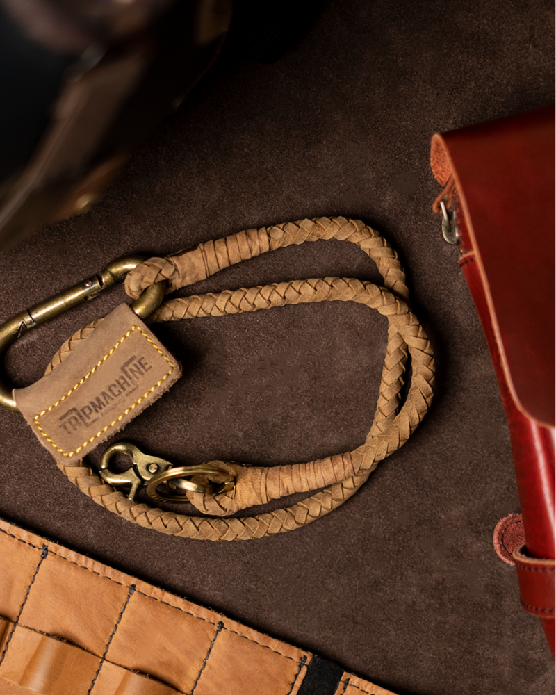 מחזיק מפתחות קלוע מעור - Braided Key Chain