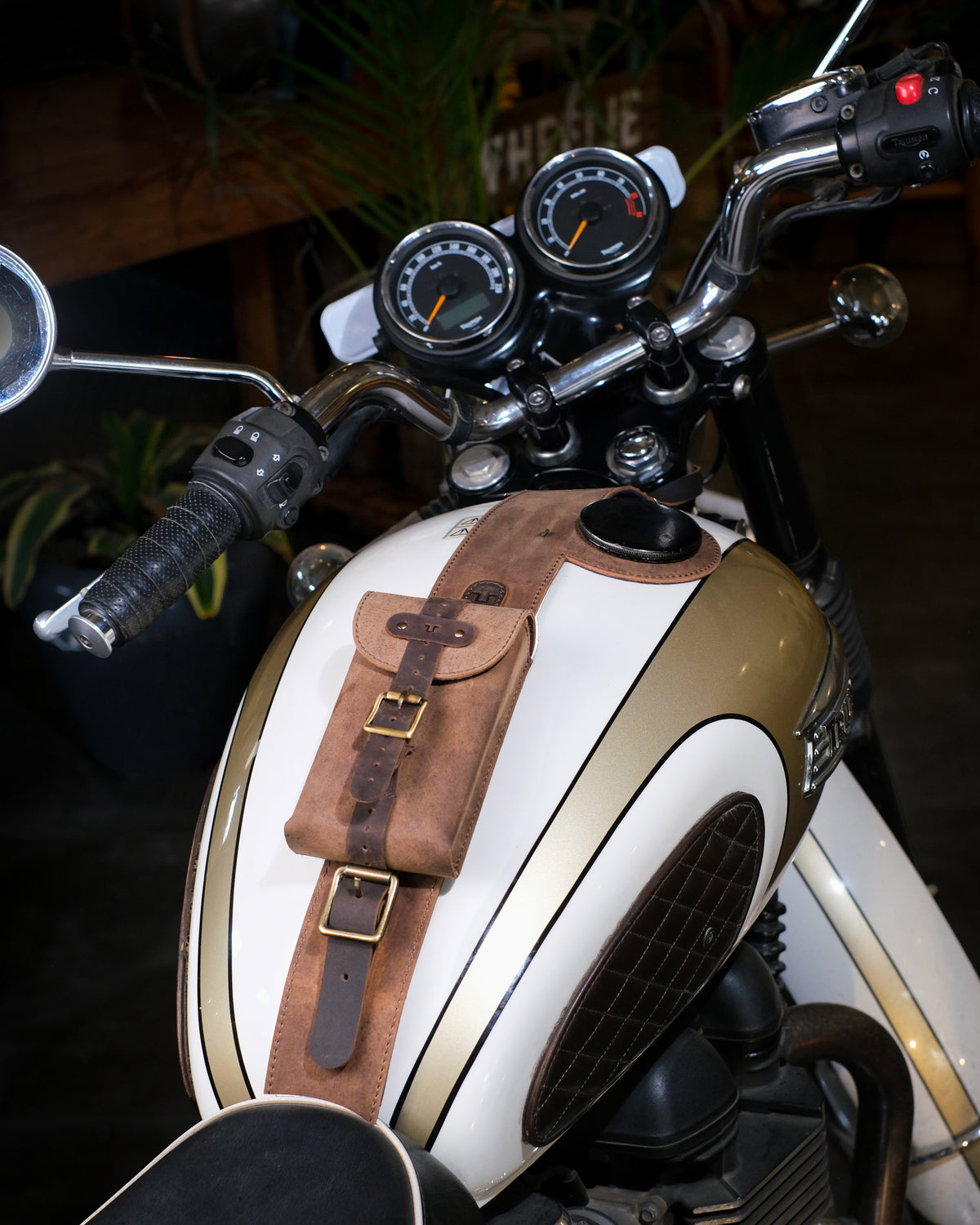 רצועת עור למכל דלק Moto Exclusive -Triumph