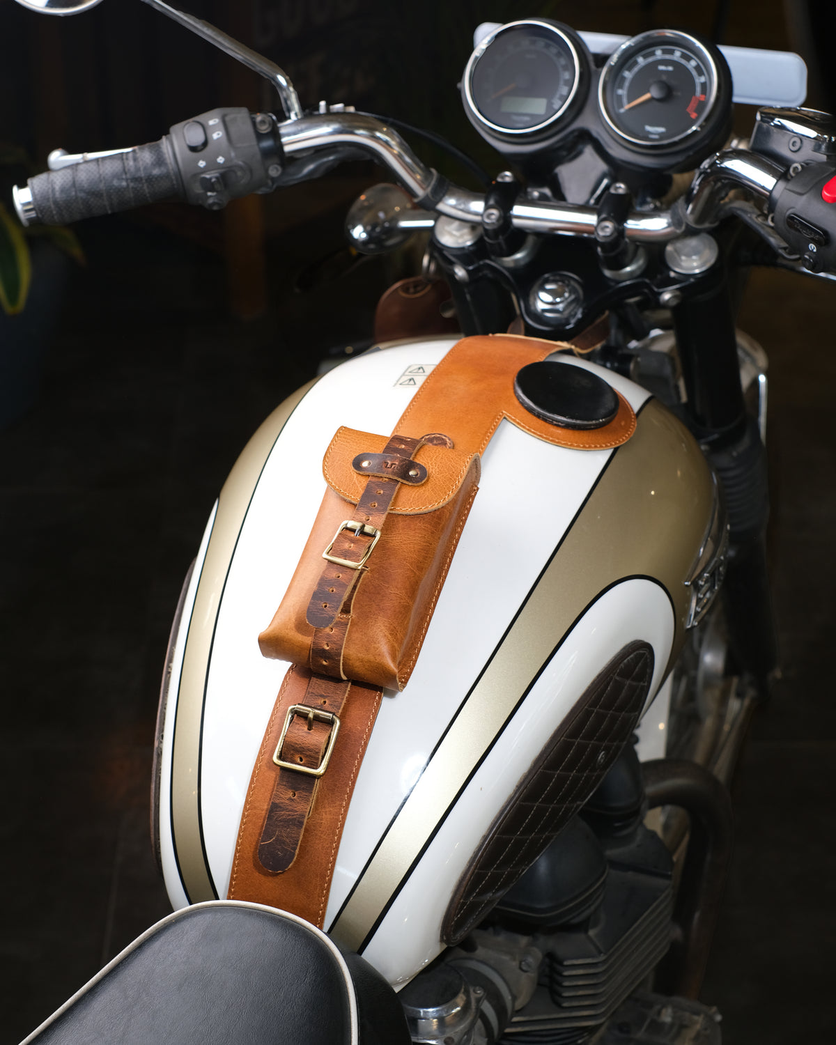רצועת עור למכל דלק Moto Exclusive -Triumph